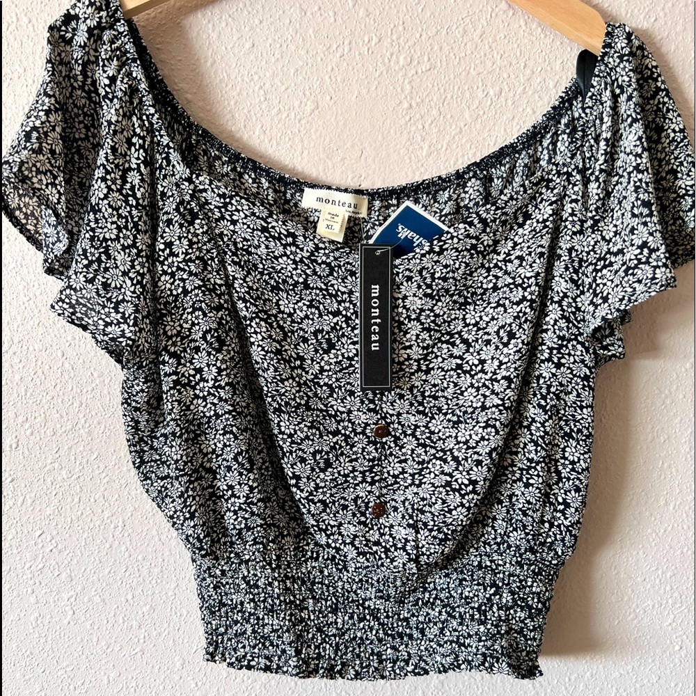 Sleeveless crop top daisy shirt